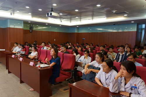 图10-同学们认真聆听老师的分享_副本.jpg